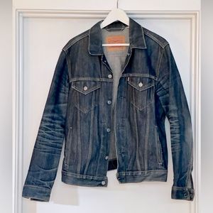 Men's Levi Trucker jacket size medium rinse denim.